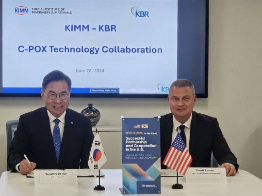 류석현(왼쪽) 한국기계연구원장은 지난달 28일(현지시간) 미국 휴스턴 케이비알사에서 헨릭 라슨 부회장과 기술이전 협약을 체결하고 향후 협력 방안 등에 대해 논의했다. 기계연 제공